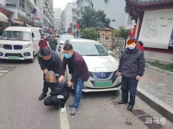 乘客是逃犯 司机免提接到警察电话 到底什么情况呢(图2)