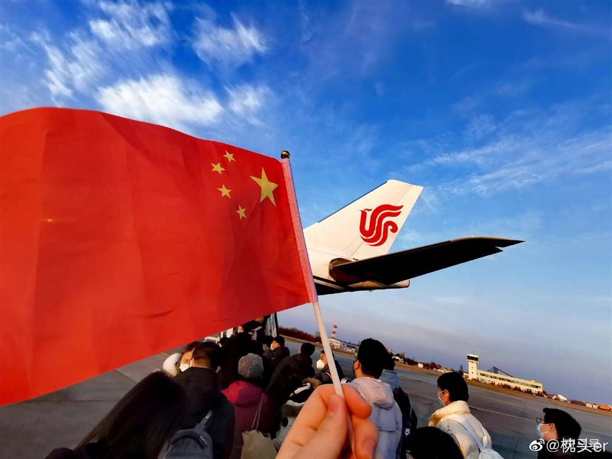 第二架自乌撤侨航班抵达郑州（人生当中最有意义的机票）(图6)