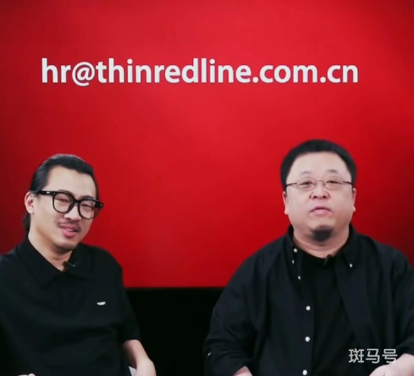 罗永浩（右一）