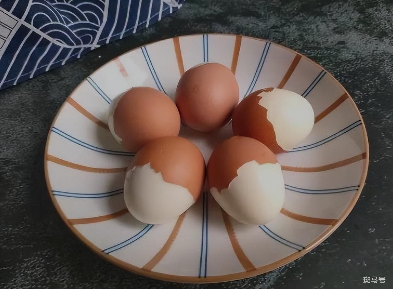 早餐吃水煮鸡蛋的好处(每天早上吃一个煮鸡蛋好不好)