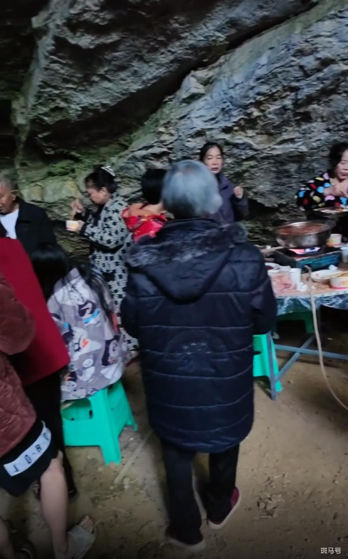 重庆高温村民穿棉袄钻山洞吃火锅（禁止生火，暂不推荐外地游客来玩）(图2)