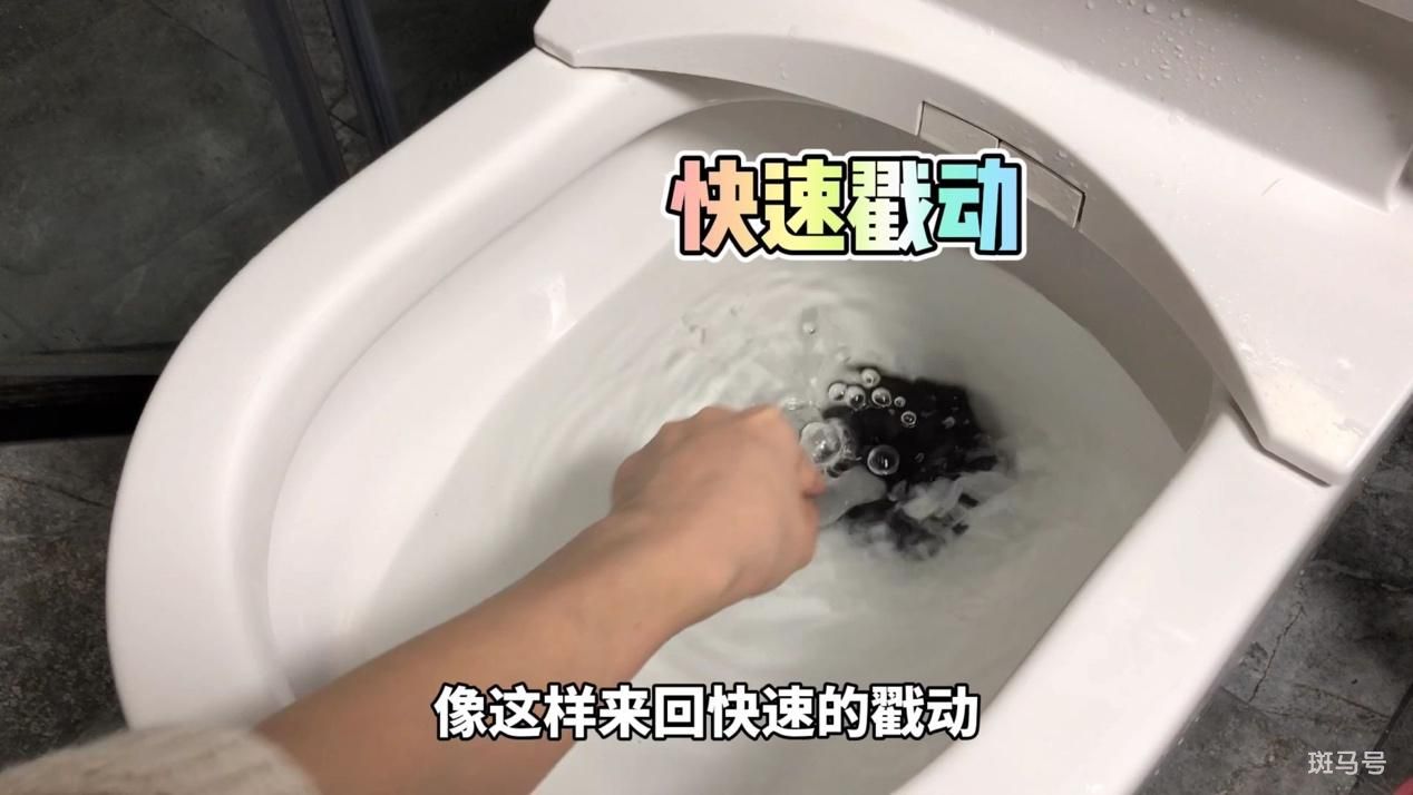 马桶堵了屎和水满满的怎么疏通（怎么快速疏通马桶两个妙招）(图5)