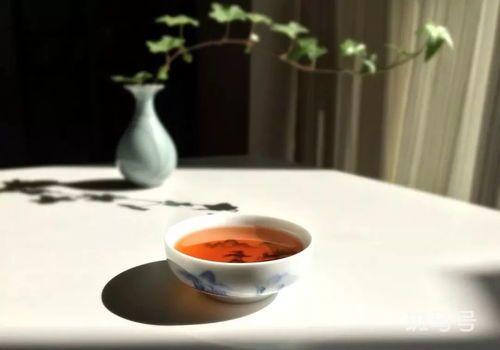 红茶怎么分辨好不好(好的红茶的颜色是什么颜色)